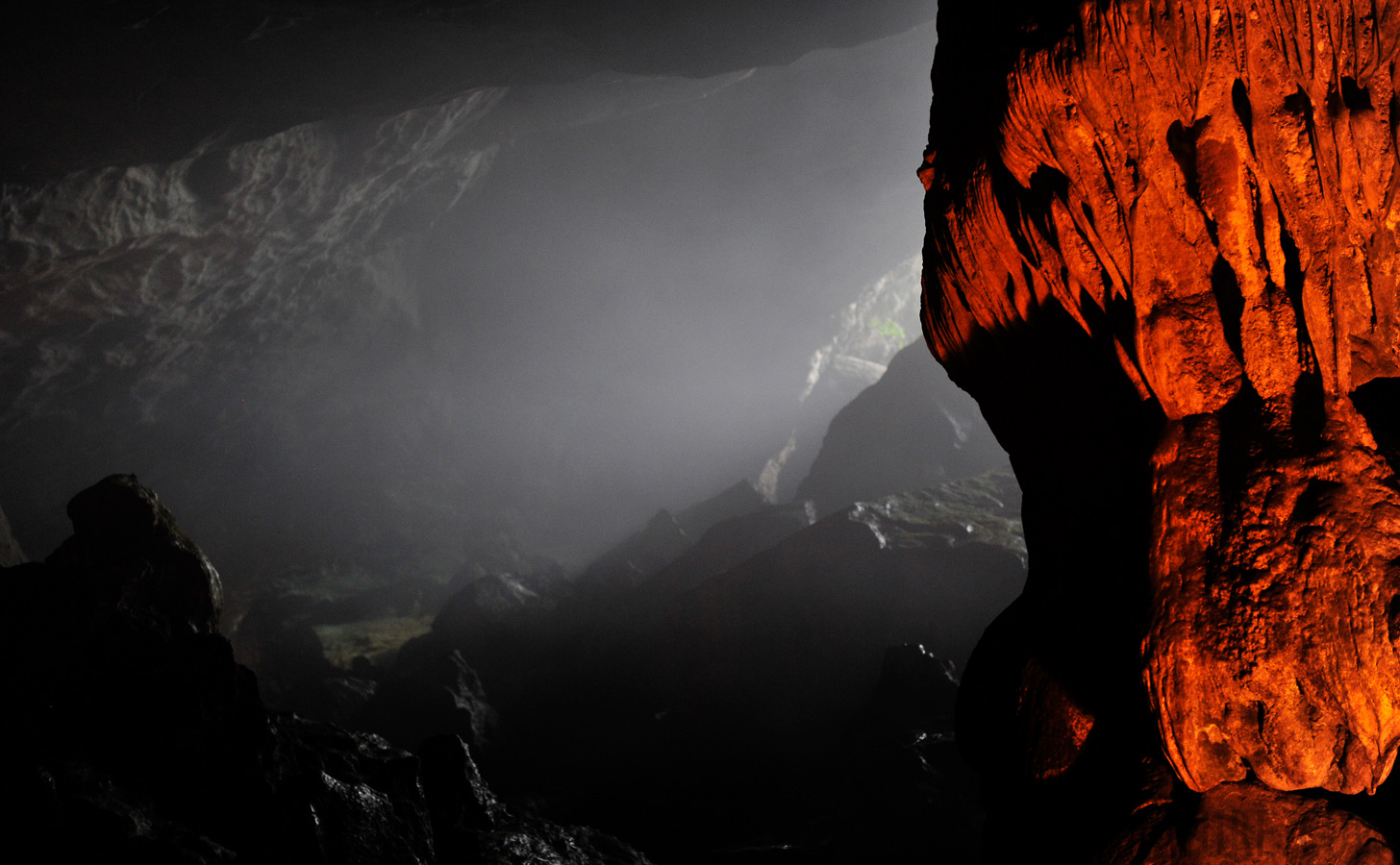 Halong Bay [70 mm, 1/160 sec at f / 2.8, ISO 1600]